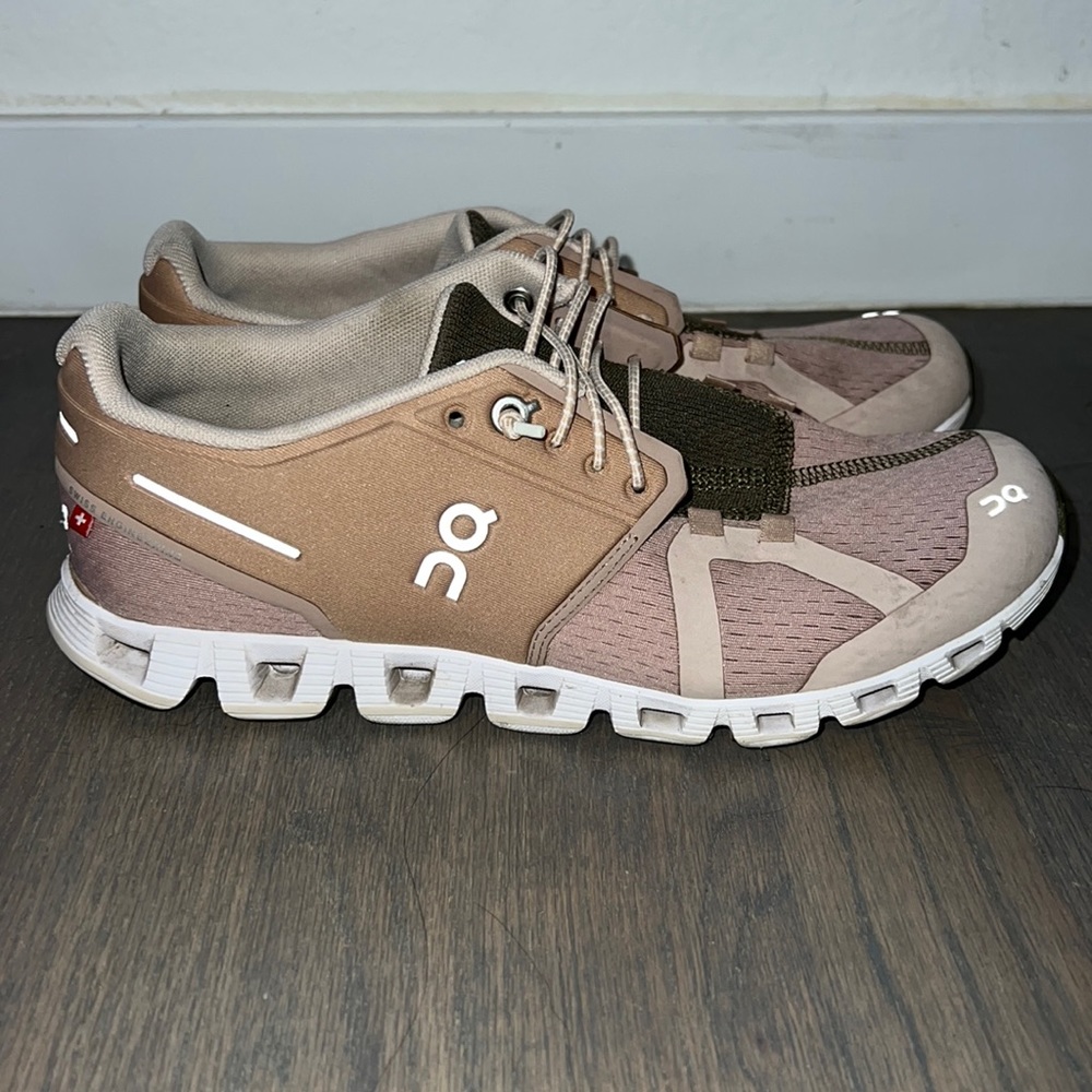 Size 8 women’s oncloud tennis shoes